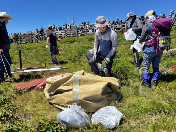 1일 한라산 백록담 일대에서 한라산국립공원관리소 직원들이 환경 정비 작업을 벌이고 있다.(한라산국립공원관리소 제공)© 뉴스1