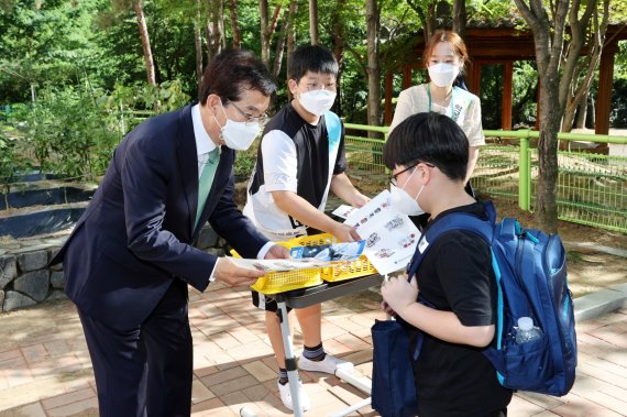 윤건영 충북교육감이 1일 취임식에 앞서 청주 샛별초등학교에서 등교하는 학생들을 맞이하고 있다.© 뉴스1