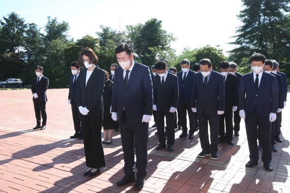 이범석 충북 청주시장이 1일 청주 충혼탑을 방문하면서 본격적인 업무에 돌입했다.(청주시 제공).2022.7.1/© 뉴스1