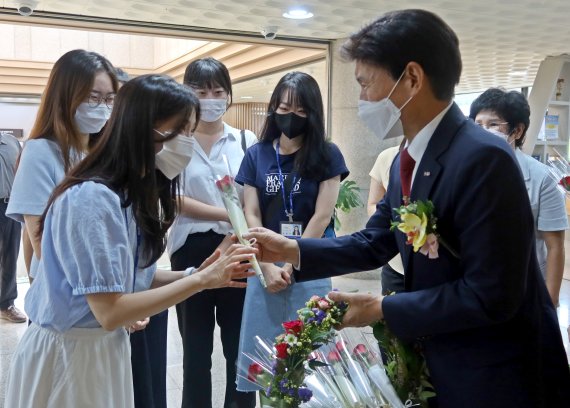 이태훈 대구 달서구청장이 민선8기 임기 첫날인 1일 구화(區花)인 장미를 직원들에게 전달하고 있다. (달서구 제공) 2022.7.1© 뉴스1