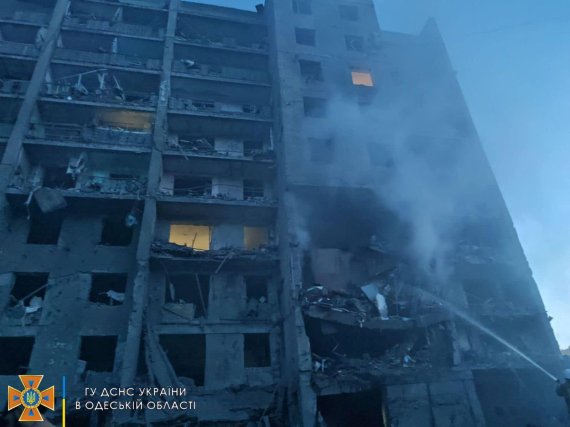 1일(현지시간) 새벽 우크라이나 남부 항구도시 오데사의 한 아파트가 러시아군 미사일 폭격을 받고 무너져 있다. 2022.07.01 © 로이터=뉴스1 © News1 정윤미 기자