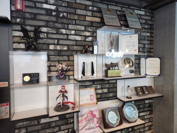 1일 서울 강남구 베스파 건물 내부 모습. 모바일 게임으로 받은 상장들이 전시돼있다.© 뉴스1