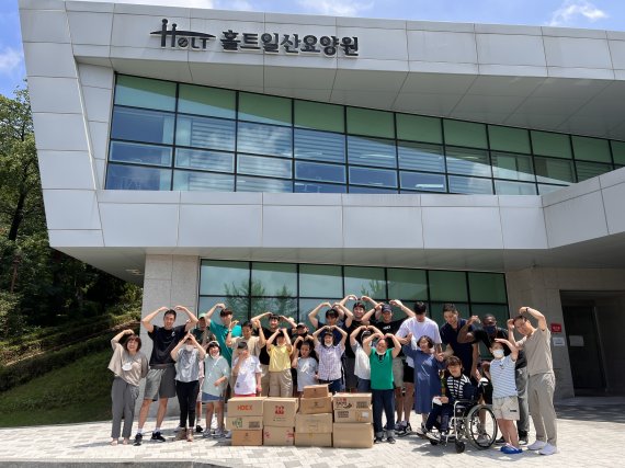 남자농구 국가대표팀이 1일 홀트일산요양원에서 봉사활동을 했다.(대한민국농구협회 제공) © 뉴스1