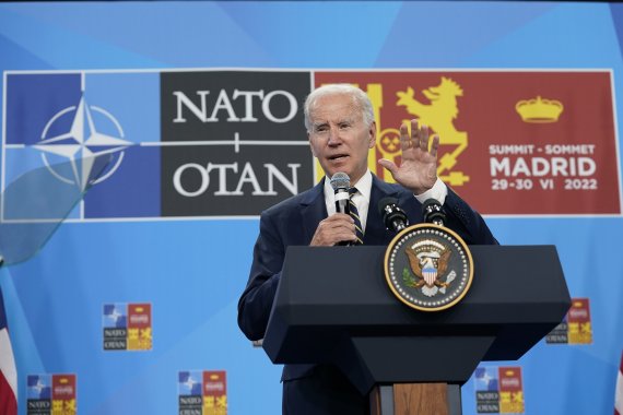 [AP/뉴시스] 조 바이든 미 대통령이 30일 스페인 나토정상회의 종료 후 기자회견 하고 있다