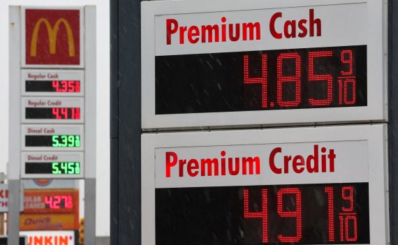 미국 뉴저지에 있는 한 주유소의 가솔린 가격 전광판 © 로이터=뉴스1 © News1 박형기 기자