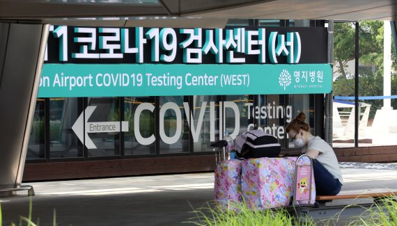 인천국제공항 제1터미널에 마련된 코로나19 검사센터에 관광객들이 검사를 받기 위해 대기하고 있다./뉴스1 © News1 정진욱 기자