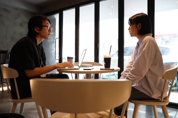 [서울=뉴시스] 박진희 기자 = 소설 '노랜드' 작가 천선란이 지난달 30일 서울 강남구 한 카페에서 뉴시스와 인터뷰 하고 있다. 2022.07.02. pak7130@newsis.com