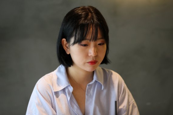 [서울=뉴시스] 박진희 기자 = 소설 '노랜드' 작가 천선란이 지난달 30일 서울 강남구 한 카페에서 뉴시스와 인터뷰 하고 있다. 2022.07.02. pak7130@newsis.com