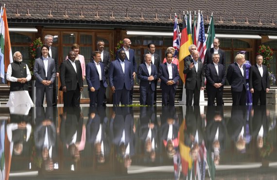 지난달 27일(현지시간) 주요 7개국(G7) 정상회의가 열리고 있는 독일 바이에른주 크루엔 엘마우성에서 G7 및 초청국 정상들이 단체 사진을 찍기 위해 포즈를 취하고 있다. 뉴시스 제공
