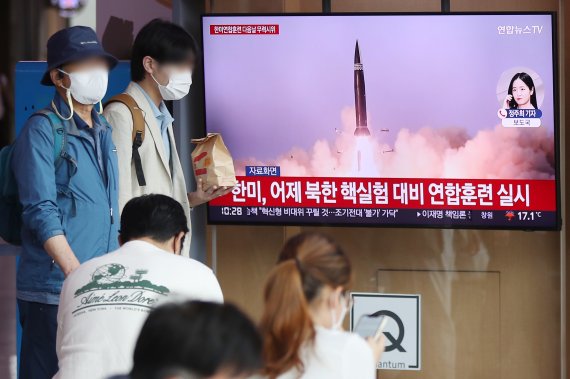시민들이 북한의 미사일 발사 관련 소식을 TV 뉴스를 통해 시청하고 있다. 2022.6.5/뉴스1 © News1 민경석 기자