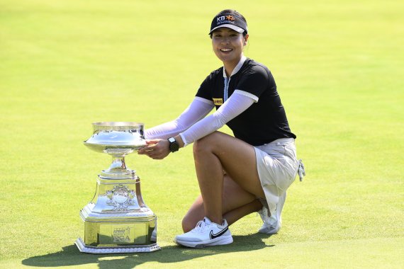 [베데스다=AP/뉴시스]    In-ji Jeon posa com o troféu do campeonato enquanto ela sobe ao topo do Campeonato Feminino da KPMG no LPGA Tour realizado no Centro de Congressos em Bethesda, Maryland no dia 26 (horário local).  Jeon Inji venceu 