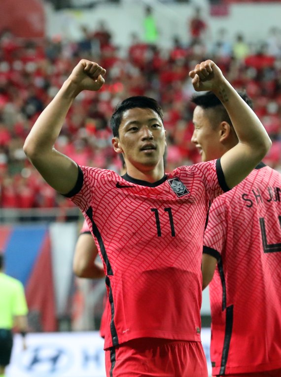 [대전=뉴시스] 강종민 기자 = 6일 오후 대전 유성구 대전월드컵경기장에서 열린 하나은행 초청 축구 국가대표팀 평가전 대한민국과 칠레 경기에서 한국 황희찬이 선제골을 성공시킨 뒤 기뻐하고 있다. 2022.06.06. ppkjm@newsis.com