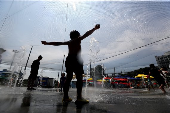 서울 성동구 살곶이물놀이장에서 어린이들이 물놀이를 하고 있다. 2022.6.21/뉴스1 © News1 황기선 기자