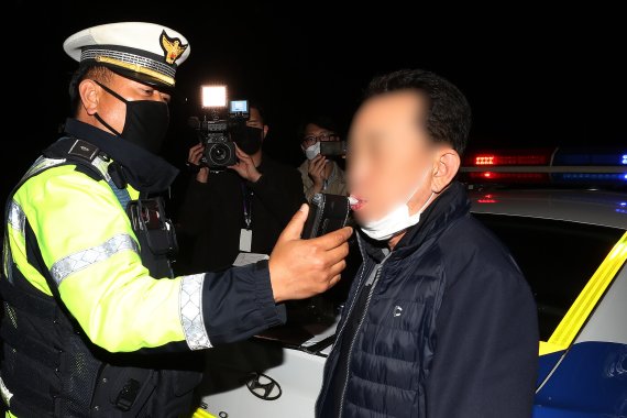 [서울=뉴시스] 백동현 기자 = 지난 4월29일 밤 서울 서초IC 인근에서 음주운전자가 단속에 걸려 경찰 조사를 받고 있다. 2022.04.29. livertrent@newsis.com