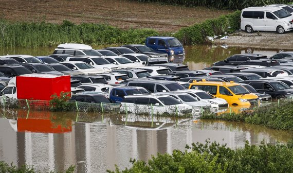 [수원=뉴시스] 정병혁 기자 = 서울을 비롯한 수도권에 많은 비가 내린 30일 오후 경기 수원시 권선구의 한 중고차 매매단지의 중고차량들이 물에 잠겨 있다. 2022.06.30. jhope@newsis.com