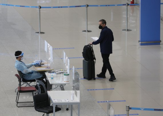 인천국제공항 2터미널에서 외국인이 입국하고 있다./뉴스1 © News1 신웅수 기자