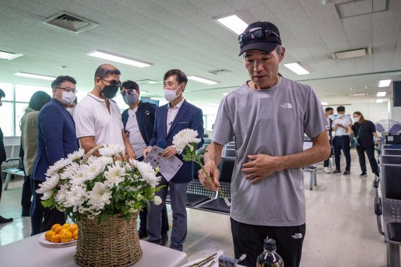 서해에서 북한군에 의해 피살된 해양수산부 공무원의 형 이래진 씨가 2일 인천항연안여객터미널에서 하태경 국민의힘 의원과 함께 연평도 및 사고 현장 주변 해역 현장 방문에 앞서 열린 고(故) 이대준 위령제에서 헌화하고 있다. 2022.7.2 /사진=뉴스1