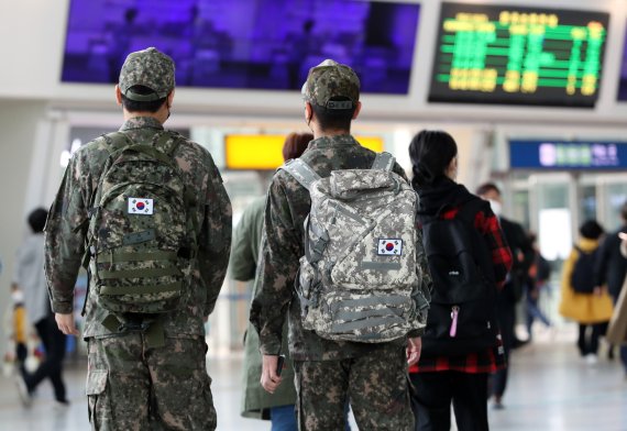 30일 오전 서울역에서 군인 장병들이 이동하고 있다. 2022.4.30/뉴스1 © News1 박세연 기자