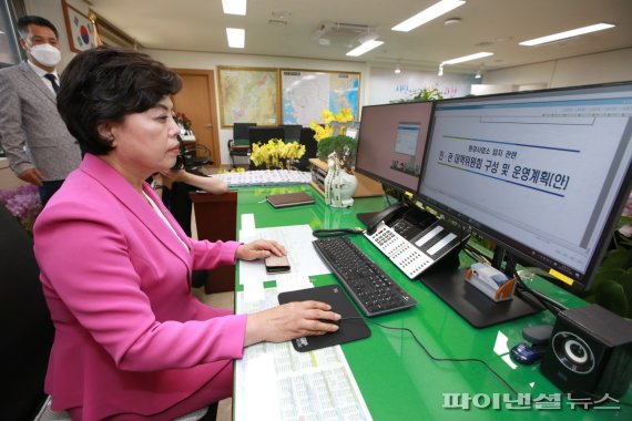 신계용 과천시장 1일 ‘환경사업소 입지 관련 민관대책위원회 구성 및 운영계획(안)’ 1호결재. 사진제공=과천시