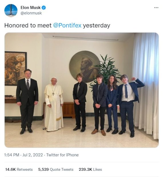 일론 머스크(왼쪽) 테슬라 최고경영자(CEO)가 바티칸에서 프란치스코 교황(왼쪽 2번째)를 알현한 뒤 자녀들과 함께 기념촬영을 한 사진을 2일(현지시간) 자신의 트위터에 올렸다. /사진=일론 머스크 트윗
