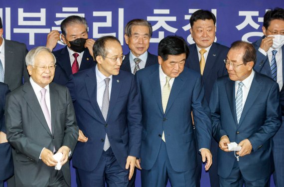 [서울=뉴시스] 추상철 기자 = 추경호 경제부총리가 지난달 28일 서울 마포구 경총에서 열린 '경제부총리 초정 정책 간담회'에 참석해 손경식 경총 회장 등과 기념촬영을 하고 있다. (공동취재사진) 2022.06.28. photo@newsis.com