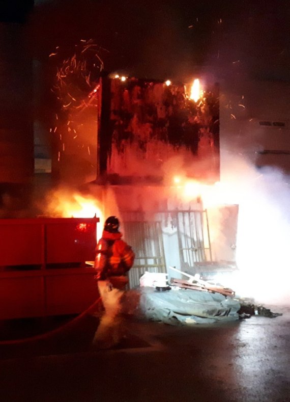 [부산=뉴시스] 2일 오후 부산 사하구의 한 공장 내 컨테이너 가건물에서 불이 났다. (사진=부산소방재난본부 제공) *재판매 및 DB 금지