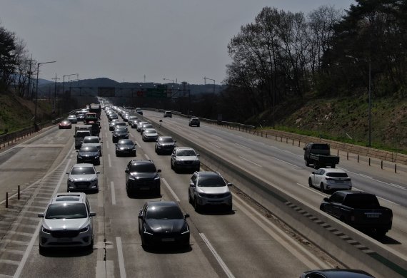 일요일인 3일 고속도로 교통량은 대체로 맑은 날씨로 인해 평소 주말 수준으로 혼잡할 것으로 예상된다. 2022.4.10/뉴스1 © News1 신웅수 기자