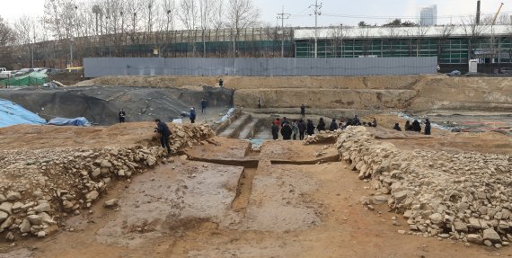 17일 서울 풍납동 토성(사적 제11호) 서성벽에서 '성 외벽 터'가 언론에 공개되고 있다. 문화재청 국립강화문화재연구소(소장 이규훈)는 지난해 9월부터 '서울지역 도성유적 학술조사연구' 사업의 하나로 추진 중인 서울 풍납동 토성의 서성벽 복원지구 내 유적 발굴조사에서 '외벽' 구간을 확인했다고 17일 밝혔다. 서울 풍납동 토성의 서성벽은 그동안 서남벽 일부 구간만이 지표 위에 드러나 있었으며 과거 국립문화재연구소의 소규모 시굴조사와 2003년 삼표사옥 신축예정부지 시굴·발굴조사를 통해 기초 흔적 정도만 확인되었다. 2018.12.