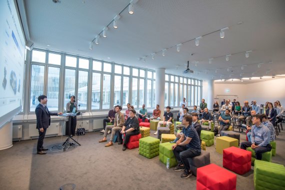 'BMW 오픈이노베이션 IR 로드쇼'에 참가한 스타트업이 BMW FIZ Center(연구혁신센터)에서 BMW 직원을 대상으로 피칭을 진행하고 있다. 코트라 제공