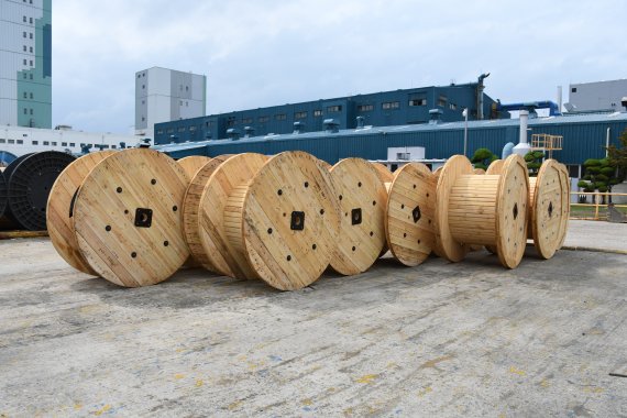 LS전선의 자회사 지앤피우드에 출하를 앞둔 목재 케이블 드럼이 쌓여 있다.(LS전선 제공) © 뉴스1