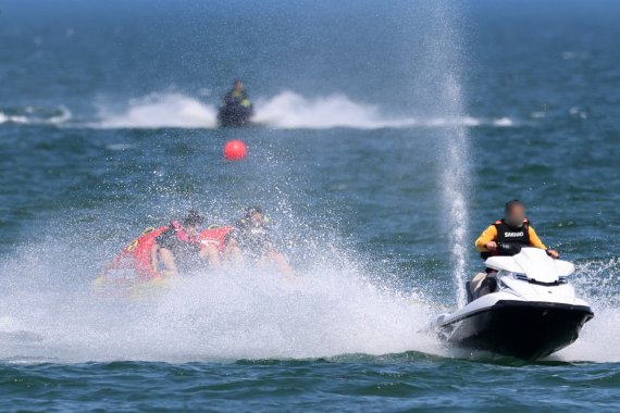 3일 오후 경북 포항시 북구 영일대해수욕장에서 시민들과 관광객들이 물놀이기구를 타며 잠시나마 더위를 잊고 있다.2022.7.3/뉴스1 © News1 최창호 기자