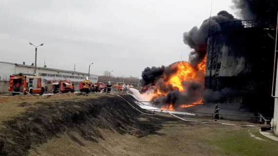 지난 1일 러시아 벨고로드시의 석유 저장시설에서 화재가 발생해 소방관들이 화재를 진압 중인 모습. 러시아는 우크라이나군의 공습이 화재 원인이라고 주장했다. 2022.04.01/뉴스1 © 로이터=뉴스1 © News1 김민수 기자