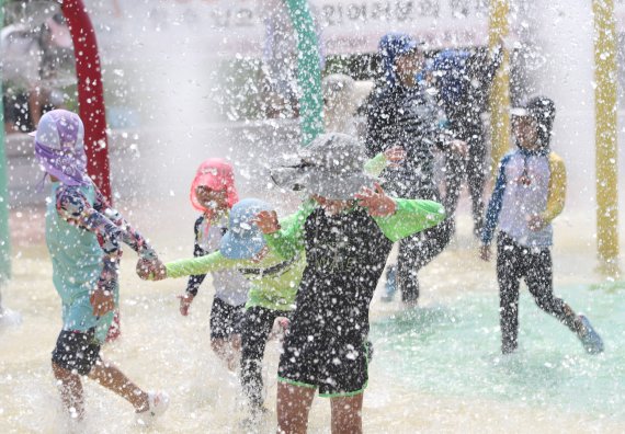 전국 대부분 지역에 폭염특보가 발효된 3일 오후 경기 화성시의 한 물놀이장에서 아이들이 더위를 식히며 물놀이를 하고 있다. 2022.7.3/뉴스1 © News1 김영운 기자