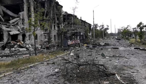 [AP/뉴시스] 우크라 통제 당국이 제공한 사진으로 3일 루한스크주 리시찬스크시 주거지가 러시아군 공격으로 완전히 무너졌다.