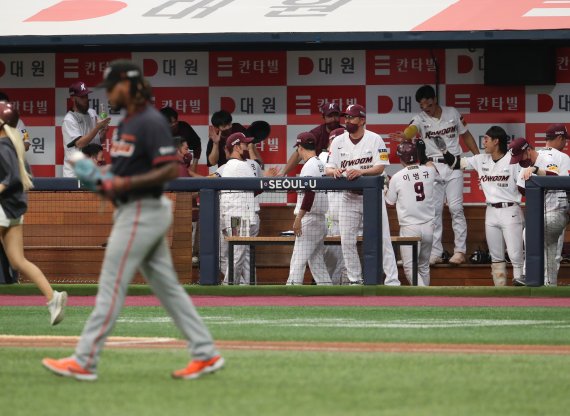 [서울=뉴시스] 고승민 기자 = 3일 서울 고척스카이돔에서 열린 2022 KBO 한화 이글스 대 키움 히어로즈 경기, 2회말 키움 공격 2사 1,2루 상황 8번타자 김웅빈 타구 때 1루주자 이지영과 2루주자 이병규가 홈인한 뒤 덕아웃에서 기뻐하고 있다. 한화 선발투수 페냐가 그 앞을 지나고 있다. 2022.07.03. kkssmm99@newsis.com