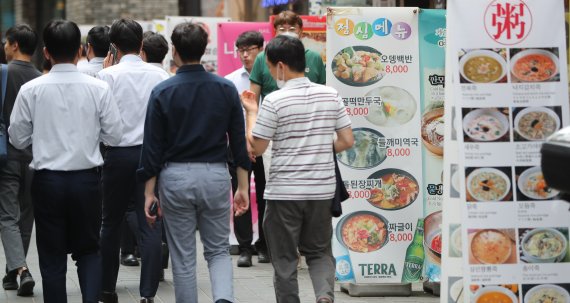 지난달 8일 서울 명동 식당가 모습. 2022.6.8/뉴스1 © News1 허경 기자