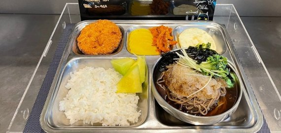 육군 부실급식은 옛말?..산더미 밥에 콩국수, 메밀국수까지 이거 진짜?