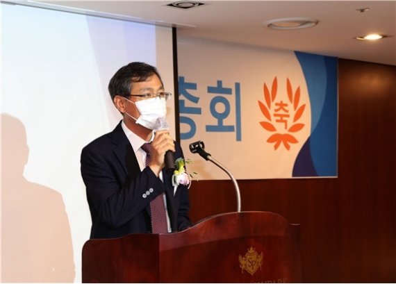 한국방역학회 출범의 축사를 전하고 있는 이희일 과장(질병관리청 매개체분석과)