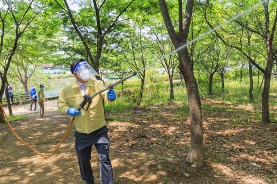 박강수 마포구청장이 3일 상암 녹지대 일대 방역을 실시하고 있다(마포구 제공).© 뉴스1