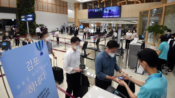 김포-하네다 노선의 운항을 재개한 29일 오전 서울 강서구 김포공항 국제선 청사에서 승객들이 비행기에 탑승하고 있다. (공동취재) 2022.6.29/뉴스1 © News1