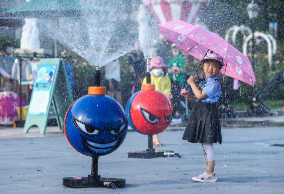 에버랜드가 지난달 17일부터 여름축제 '썸머워터펀(Summer Water Fun)'을 진행하고 있다고 4일 밝혔다. '스파클링썸머(Sparkling Summer)'를 컨셉으로 펼쳐지는 올해 여름축제에서는 시원하게 터져 나오는 탄산수처럼 고객들이 즐겁게 경험할 수 있는 다양한 여름 콘텐츠를 선보이고 있다. 사진은 장미원 중앙에 새롭게 마련된 '워터플레이야드'. (에버랜드 제공) 2022.7.4/뉴스1