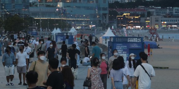 부산 해운대해수욕장을 찾은 시민들이 더위를 쫓고 있다. 2021.7.13/뉴스1 © News1