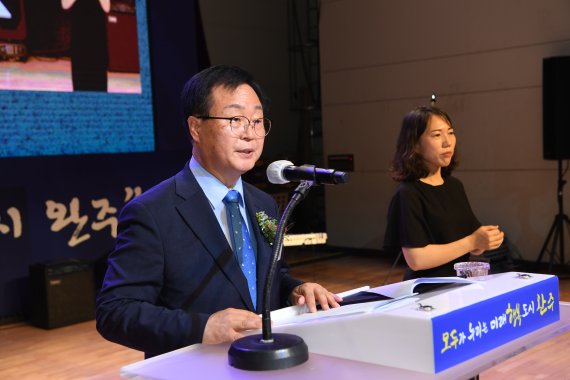 유희태 전북 완주군수가 4일 취임 후 첫 간부회의를 열고 민선 8기 공약이행에 만전을 기해줄 것을 당부했다. 사진은 지난 1일 취임식. (완주군제공)2022.7.1/© 뉴스1