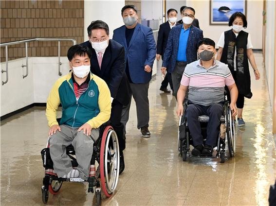 유정복 시장이 4일 장애인 체육인과의 면담에 앞서 휠체어를 밀어주며 시장실로 안내하고 있다.