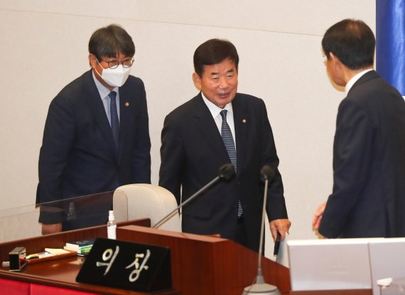 4일 국회에서 열린 제 398회 임시회 본회의에서 하반기 국회의장으로 선출된 김진표 의원이 의장석으로 이동하고 있다. 사진=서동일 기자