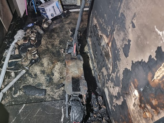 4일 오전 1시 36분께 충남 아산의 한 아파트 현관에서 충전 중이던 킥보드가 폭발해 아파트 내부 20㎡가 불에 탔다.(아산소방서 제공) © 뉴스1