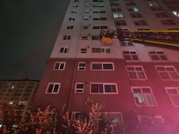 새벽 시간 발생한 화재로 초등학생 등 어린이 3명이 아파트 베란다에서 대피해 있다 구조대에 의해 구조됐다.(아산소방서 제공) © 뉴스1