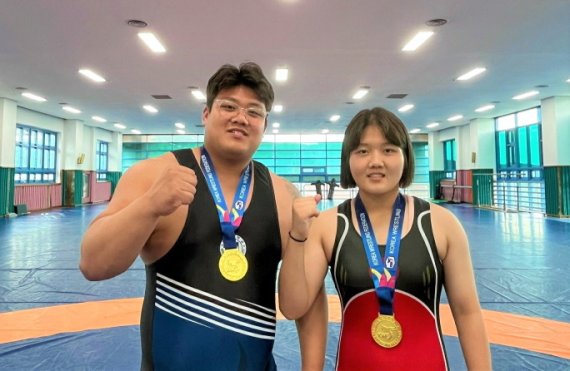 '제47회 KBS배 전국 레슬링대회'에서 금메달을 획득한 이태빈(왼쪽), 이나현 남매.(전북체육회 제공)© 뉴스1