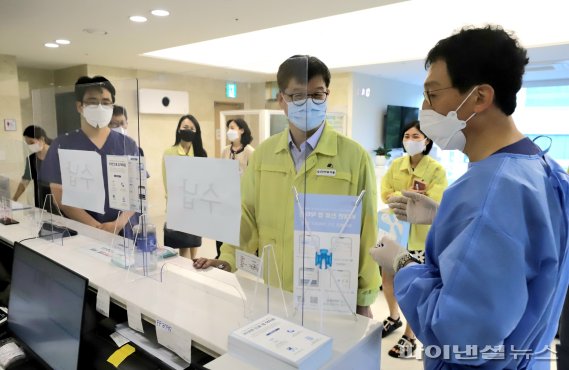 4일 국민건강보험공단 천안지사를 방문한 이기일 보건복지부 제2차관이 의료진에게 상병수당에 대한 절차를 소개 받고 있다. 보건복지부 제공