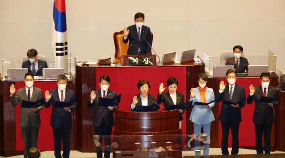 안철수 국민의힘 의원과 이재명 더불어민주당 의원 등 6·1 보궐선거에 당선된 의원들이 4일 오후 서울 여의도 국회에서 열린 제398회 국회(임시회) 제1차 본회의에서 국회의원 선서를 하고 있다. 왼쪽부터 김한규 더불어민주당 의원, 박정하 국민의힘 의원, 안 의원, 김영선, 최영희, 이인선 국민의힘 의원, 이 의원, 장동혁 국민의힘 의원. (공동취재) 2022.7.4/뉴스1 © News1 이재명 기자